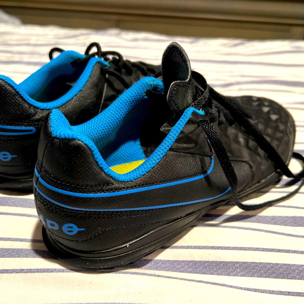 Boys Nike TIEMPO Soccer Turf shoes 3.5Y in good condition.